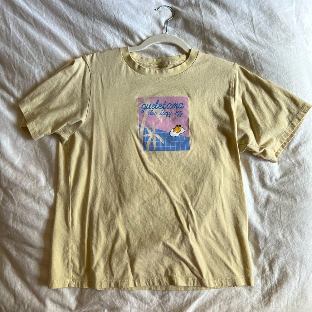 NWOT ユニクロ Uniqlo Gudetama Sanrio yellow shirt womens medium